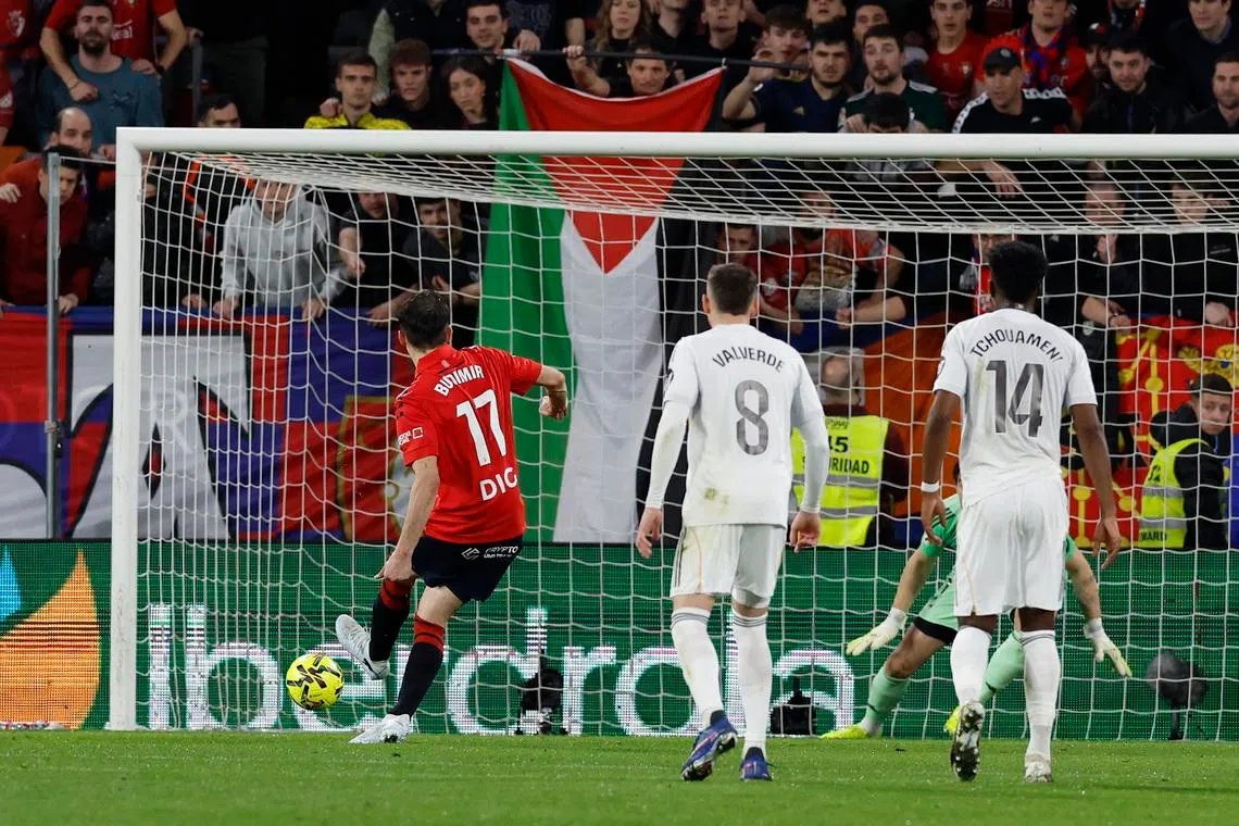 Soccer Football - LaLiga - Osasuna v Real Madrid - El Sadar Stadium, Pamplona, Spain - February 21, 2026 Osasuna's Ante Budimir scores their first goal from the penalty spot past Real Madrid's Thibaut Courtois. REUTERS/Vincent West