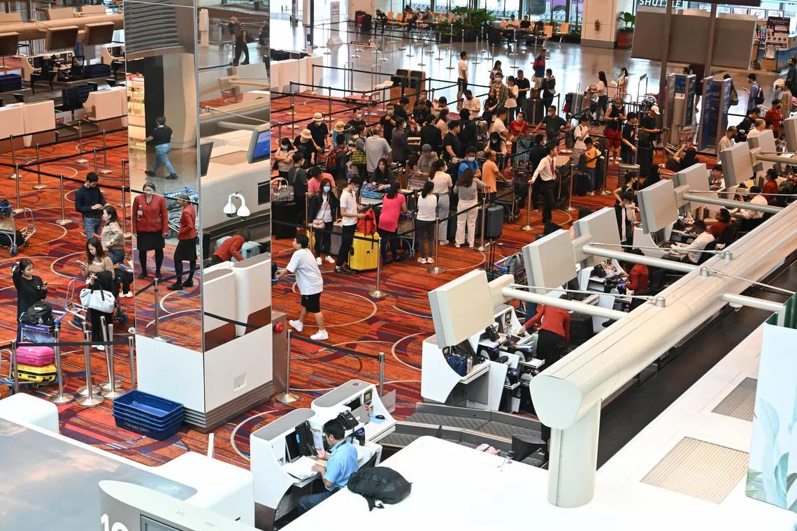 ST20230331-202382337387-Lim Yaohui-pixcheckpoint31/
Passengers queueing at the departure hall of Changi Airport Terminal 1 on Mar 31, 2023.
Delays are expected across some land and air checkpoints due to a disruption in the immigration clearance system.
The Immigration and Checkpoints Authority (ICA) announced the disruption on Facebook at 11.28am on Friday, adding that it “regrets the inconvenience caused to travellers and seeks their understanding and patience”.
In an update at 12.03pm, it advised travellers to postpone all non-essential travel.
(ST PHOTO: LIM YAOHUI)