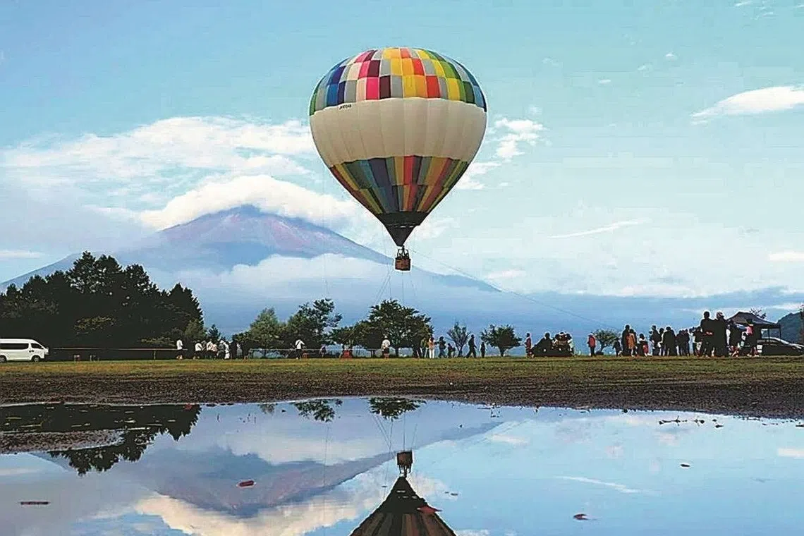 The local government hopes to make the spectacular view of Mount Fuji and Lake Yamanaka from a hot air balloon a tourist attraction.