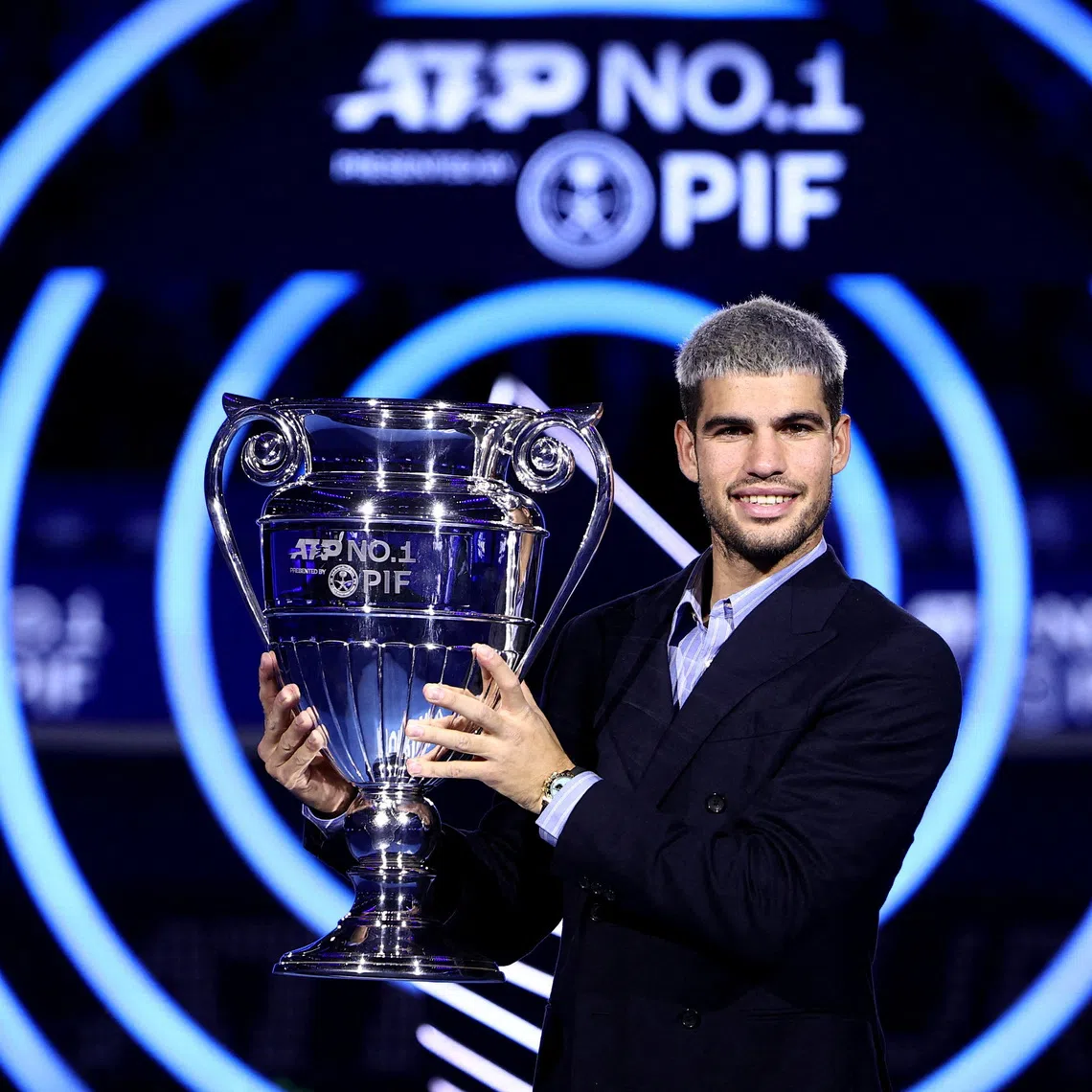 Tennis - ATP Finals - Turin - Palasport Olimpico, Turin, Italy - November 14, 2025 Spain's Carlos Alcaraz celebrates with the trophy for his 2025 world number one ranking REUTERS/Guglielmo Mangiapane