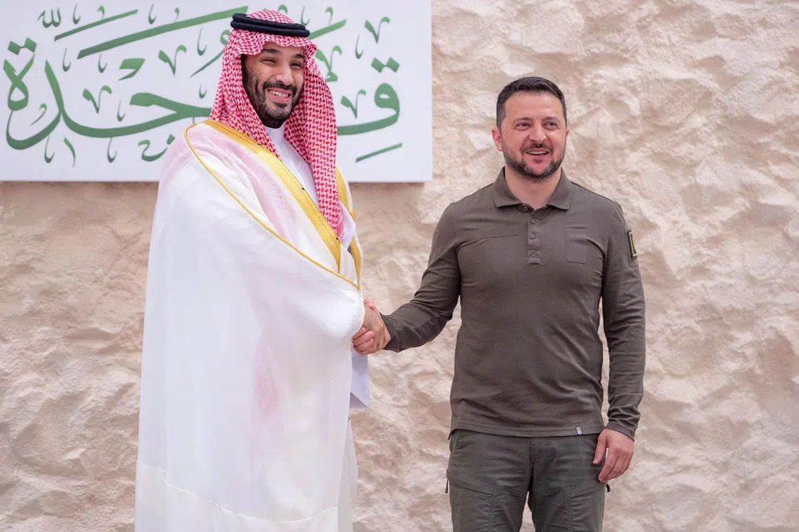 Ukraine's President Volodymyr Zelensky (right) attended an Arab League summit, at which Saudi Crown Prince Mohammed bin Salman expressed his readiness to mediate in the war.