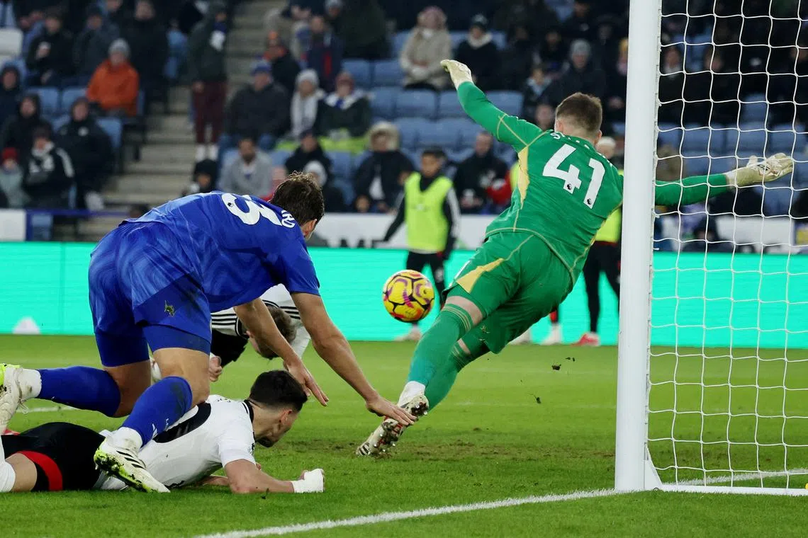 Soccer Football - Premier League - Leicester City v Fulham - King Power Stadium, Leicester, Britain - January 18, 2025 Fulham's Emile Smith Rowe scores their first goal REUTERS/David Klein