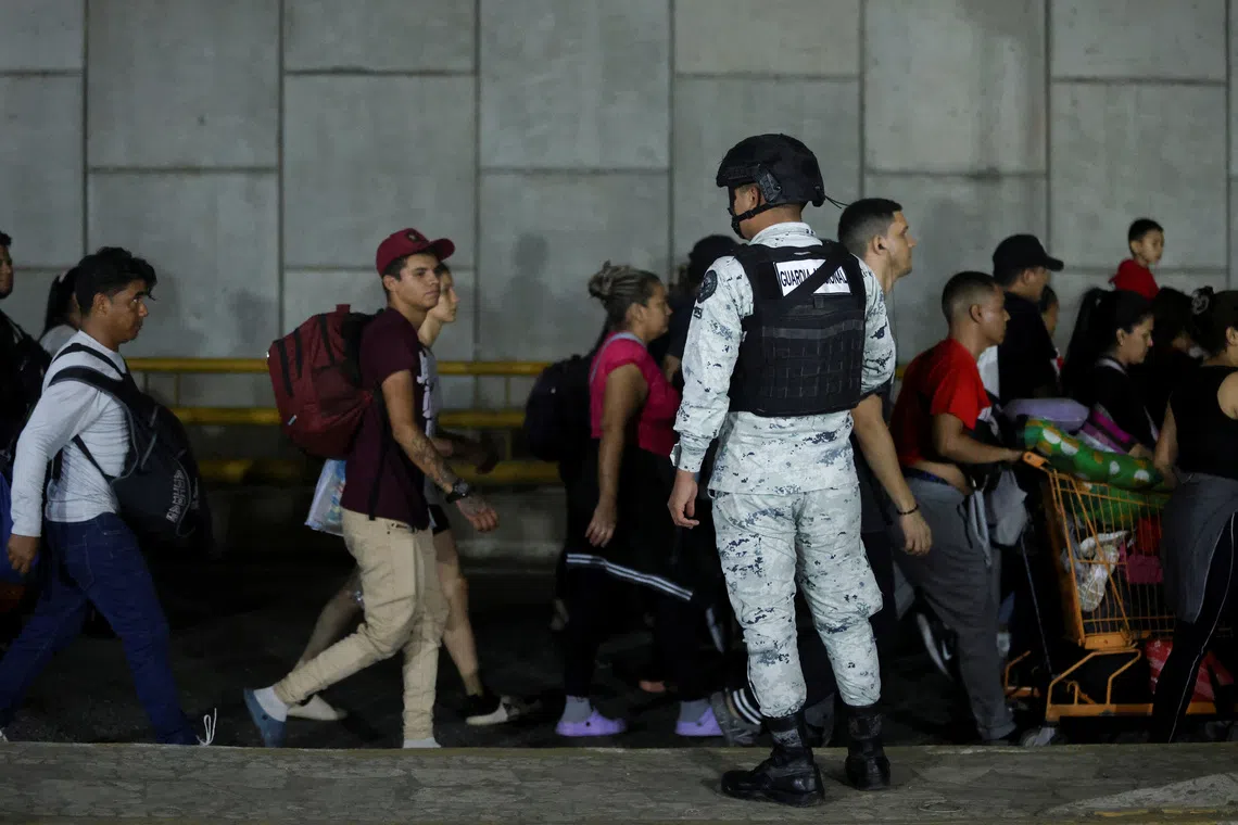 FILE PHOTO: Migrants walk in a caravan bound for the northern border with the U.S. in Tapachula, Mexico January 26, 2025. REUTERS/Damian Sanchez/File Photo