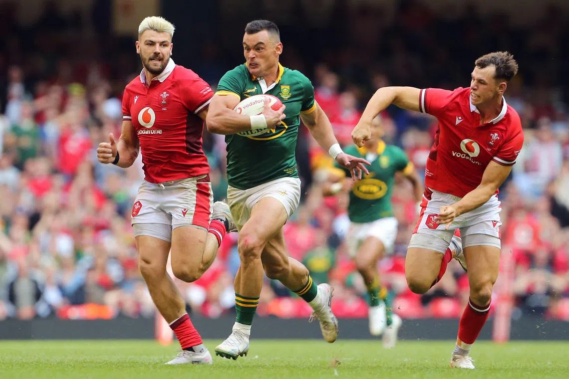 South Africa's centre Jesse Kriel (centre) runs to score a try.