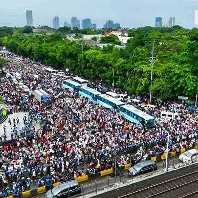 Thousands of members of a powerful Philippine religious sect rallied in Manila on June 30, snarling up rush-hour traffic for kilometres in every direction.