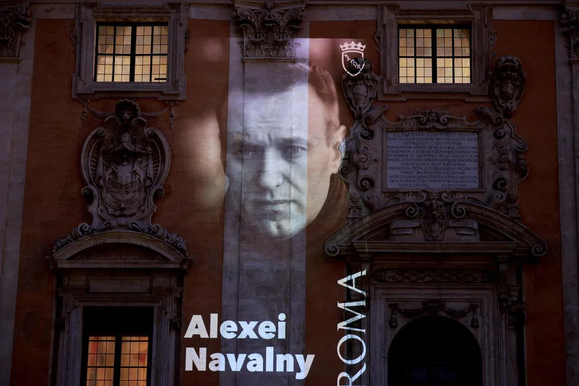 British officials have concluded that prison guards subjected Mr Alexei Navalny to conditions tantamount to torture.