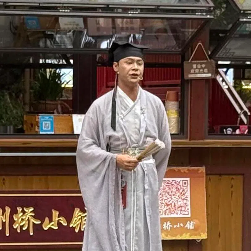 Yao Fancheng plays ancient Chinese poet Su Shi at the China Folk Culture Village in Shenzhen. He makes sure to draw from verses familiar to people of different generations to “ensure that everybody can participate”.