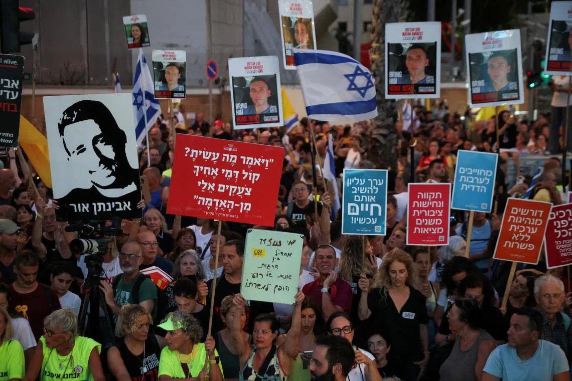 FILE PHOTO: Demonstrators take part in a protest, after families of hostages have called for a nationwide strike to demand the return of all hostages and an end to the war in Gaza, in Tel Aviv, Israel August 17, 2025.  REUTERS/Shir Torem/File Photo