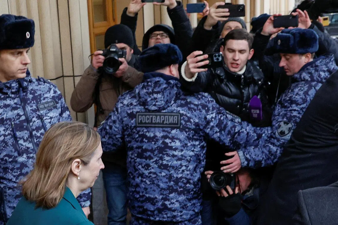 US ambassador Lynne Tracy was heckled by a crowd of people chanting anti-US slogans when she visited the Russian foreign ministry to present her diplomatic credentials.