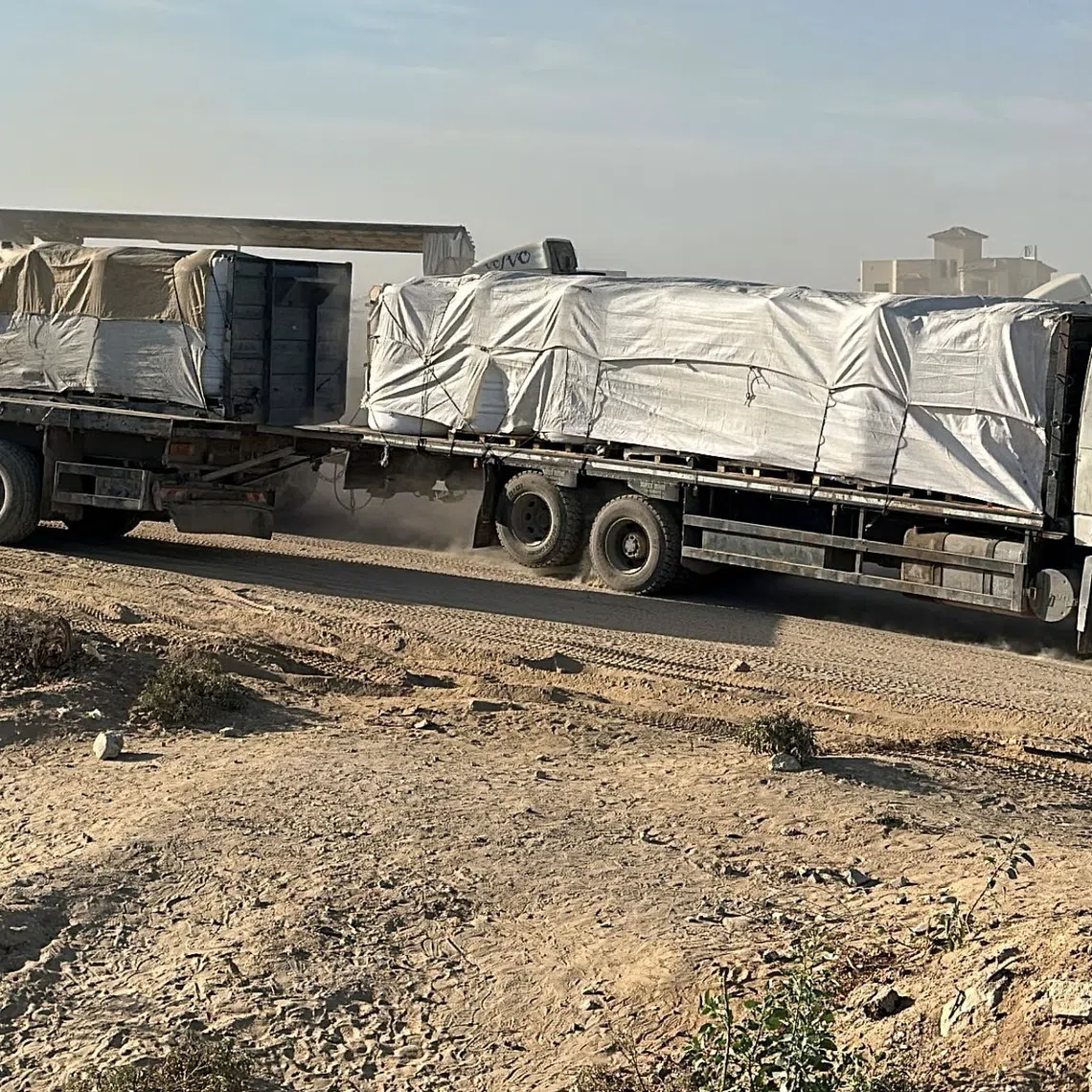 A truck carries aid for Palestinians, amid a ceasefire between Israel and Hamas in Gaza, in Khan Younis, in the southern Gaza Strip, October 21, 2025. REUTERS/Stringer