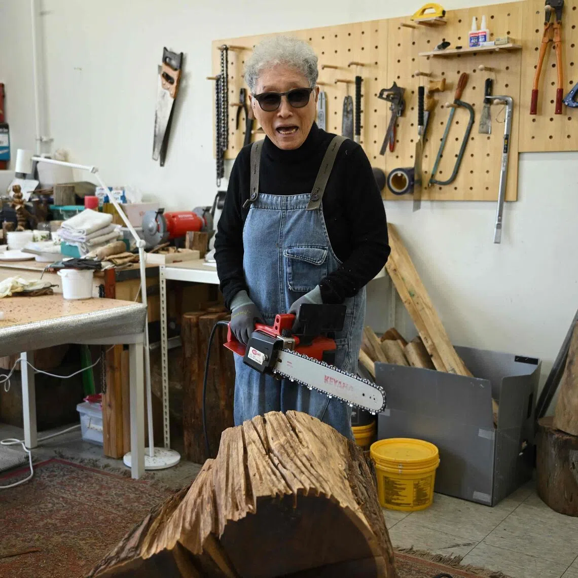 South Korean sculptor Kim Yun Shin still wields a chainsaw with quiet focus, refining a craft she honed over decades spent far away from home. 
