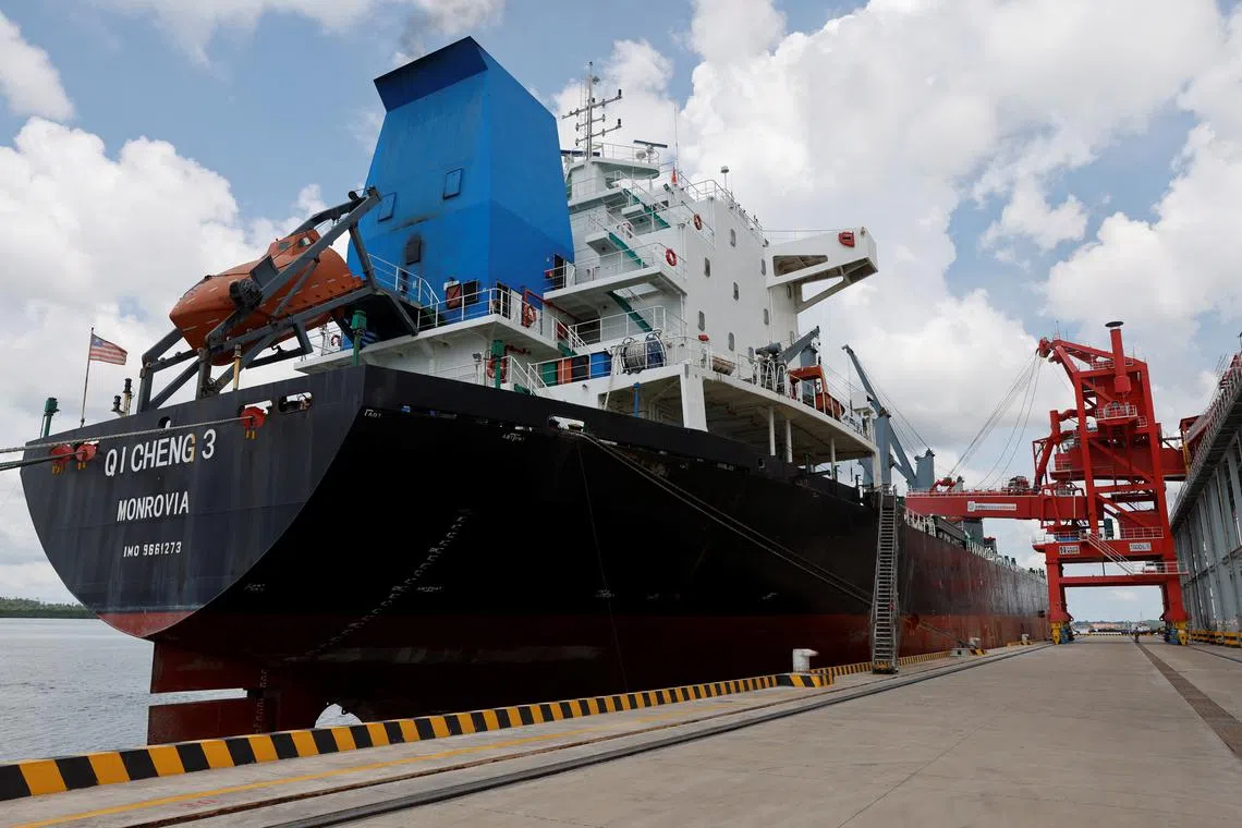 FILE PHOTO: A 35,000-tonnage vessel is docked at Shandong Nanshan Aluminium's Bintan Indonesia terminal loading alumina for export in Bintan, Indonesia May 5, 2023. REUTERS/Edgar Su/File photo