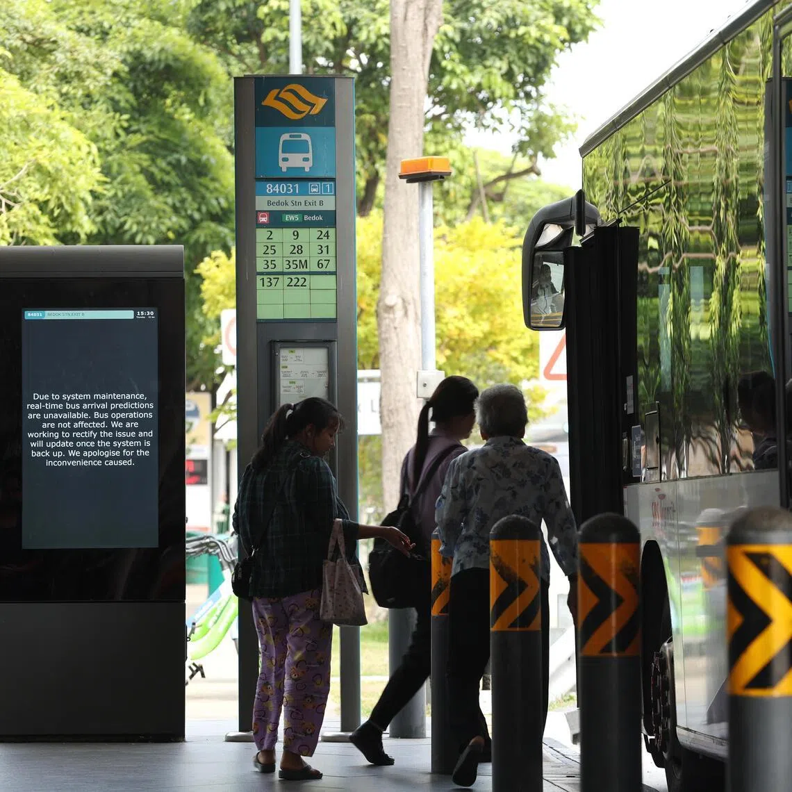 Commuters boarding a bus on Jan 22, when the estimates of bus arrival times were unavailable following a reset of the system the night before.