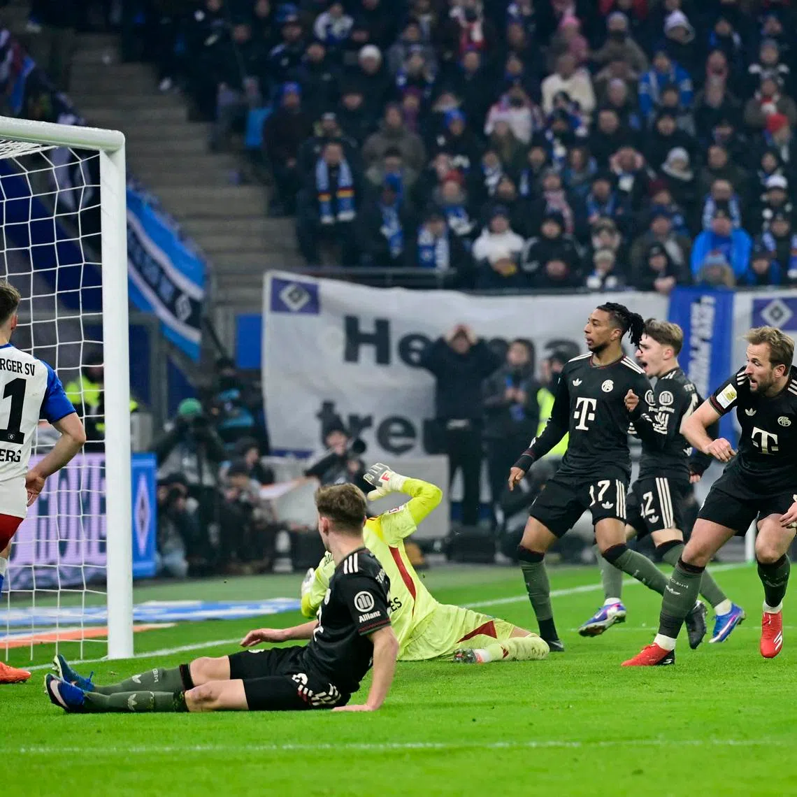 Soccer Football - Bundesliga - Hamburger SV v Bayern Munich - Volksparkstadion, Hamburg, Germany - January 31, 2026 Bayern Munich's Harry Kane scores their first goal REUTERS/Fabian Bimmer