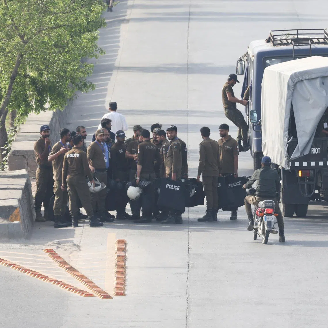 Police officers arrive on a road, following the suspension of transport and closure of markets on security restrictions, as Pakistan prepares to host U.S. and Iran for the second phase of peace talks in Islamabad, Pakistan, April 24, 2026. REUTERS/Akhtar Soomro