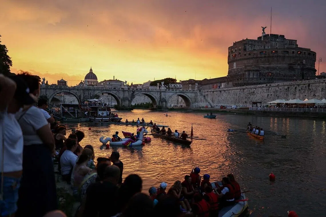 People row and gather along the Tiber river near Castel Sant'Angelo as the sun sets during a heatwave in Rome, Italy, June 29, 2026. REUTERS/Yara Nardi TPX IMAGES OF THE DAY