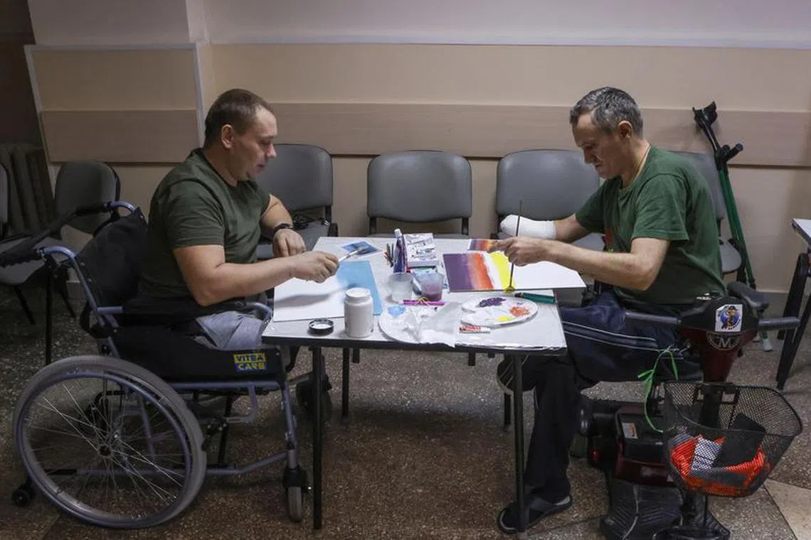 Injured Ukrainian service members draw during an art therapy session at a medical centre, amid Russia's attack on Ukraine, in Vinnytsia, Ukraine November 21, 2023. REUTERS/Sofiia Gatilova