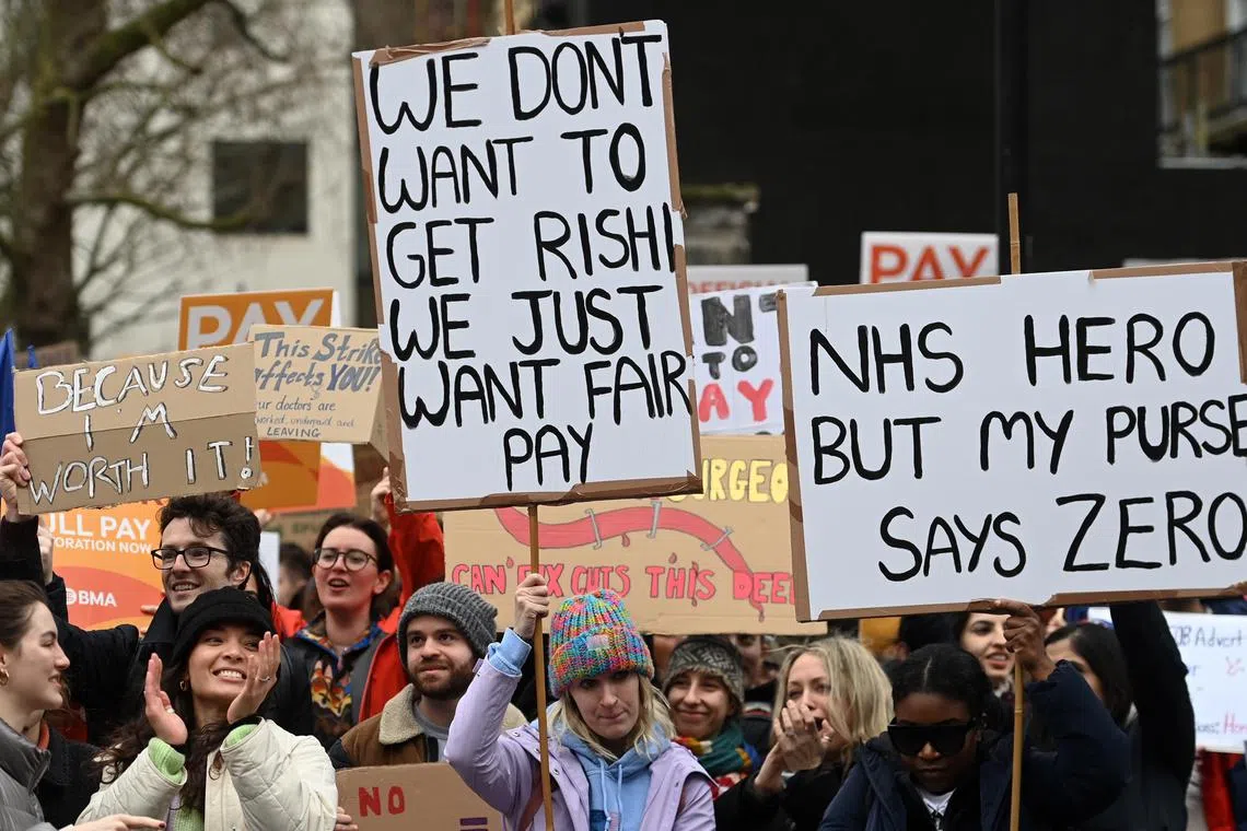 epa10520950 Junior doctors rally outside Downing Street in London, Britain, 13 March 2023. Junior doctors have begun a three day strike across England over pay and conditions.  EPA-EFE/ANDY RAIN