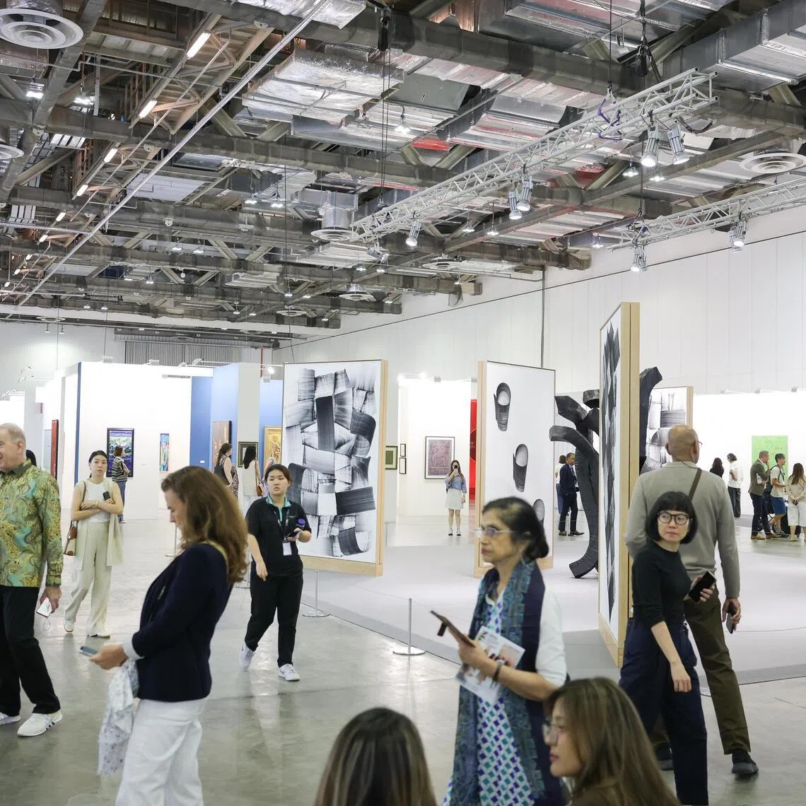 shsaw28 ST20260122_202657100877 Ong Wee Jin / Shawn Hoo / 

Visitors at ART SG 2026 held at Marina Bay Sands on Jan 22, 2026.