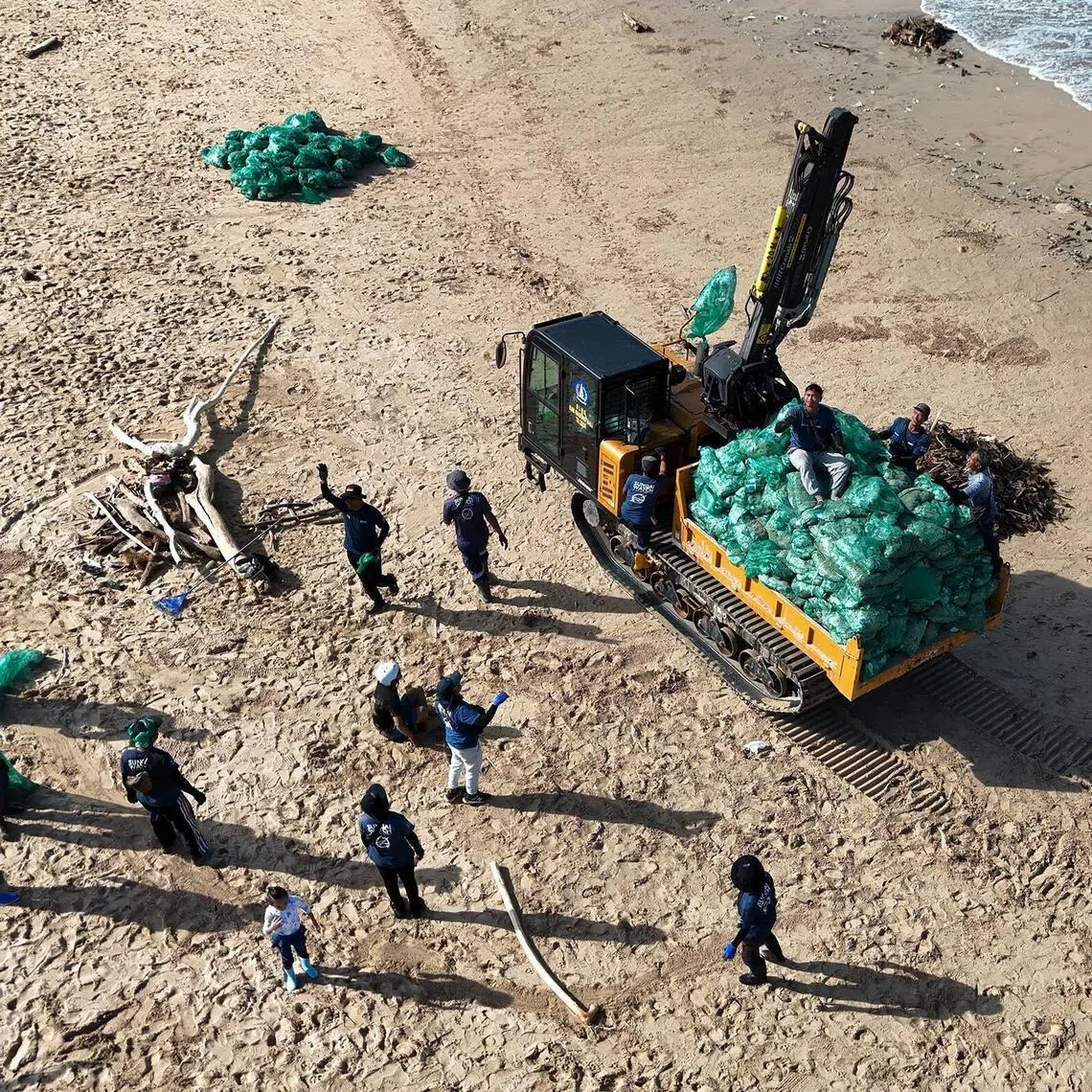 Kedonganan Beach clean-up. Bali’s waste challenge is reflected not only in viral beach clean-up photos, but also in hard numbers and uneven policy responses.