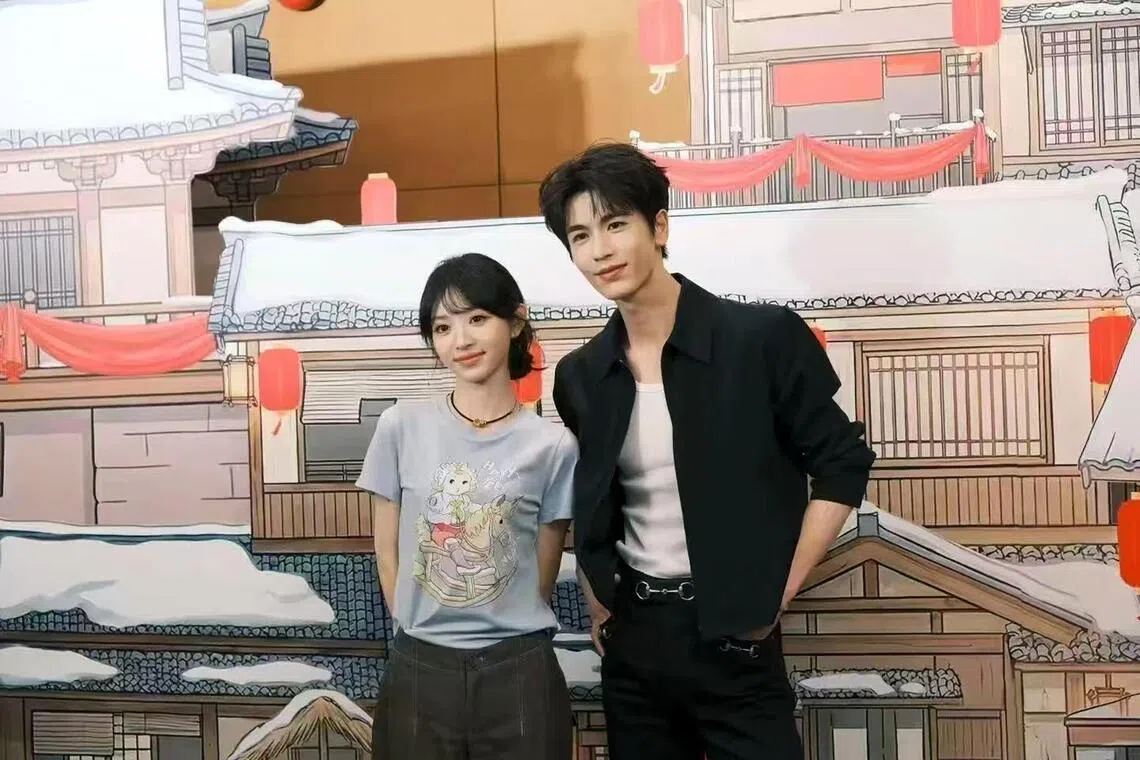 Pursuit Of Jade stars Tian Xiwei (left) and Zhang Linghe at a dinner in Beijing on April 13 to mark the show's success.