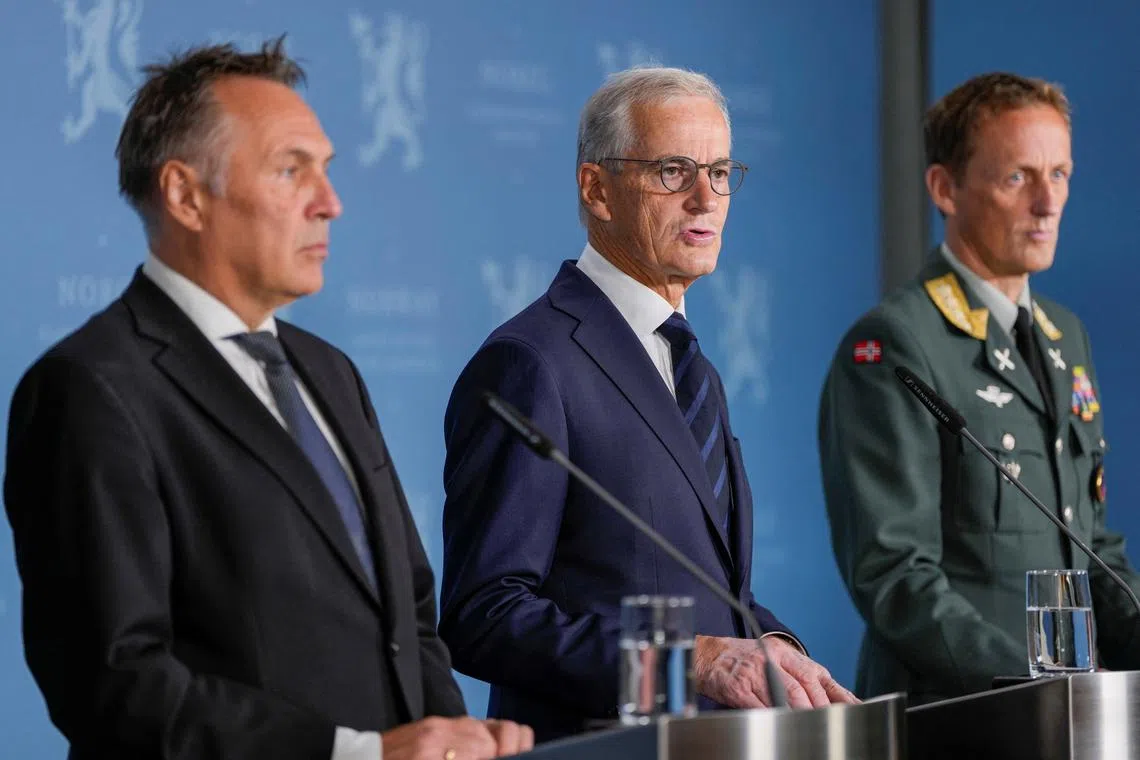 Norway's Prime Minister Jonas Gahr Stoere, Minister of Defence Tore O. Sandvik, and Chief of Defence General Eirik Kristoffersen speak to the media on the status of the purchase of British-made frigates, at the prime minister's office in Oslo, Norway, August 31, 2025.  NTB/Rodrigo Freitas via REUTERS