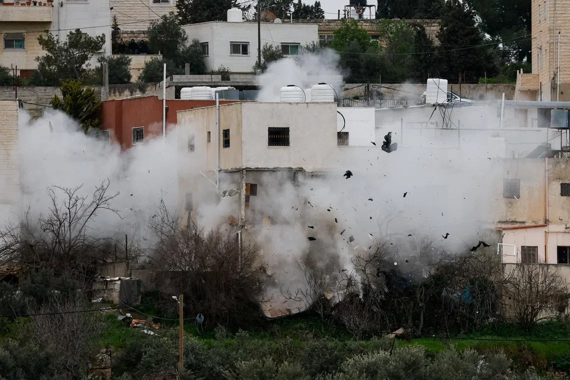 وطن نيوز – وتقول السلطات الصحية الفلسطينية إن القوات الإسرائيلية قتلت أربعة فلسطينيين في الضفة الغربية