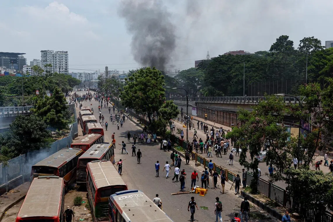 Smoke rises as anti-quota supporters clash with police and Awami League supporters at the Rampura area in Dhaka, Bangladesh, July 18, 2024. REUTERS/Mohammad Ponir Hossain