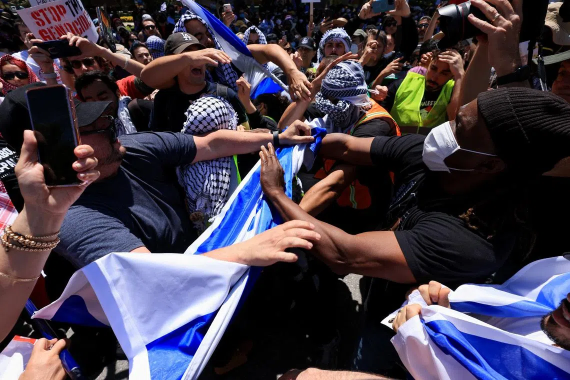 Protesters in support of Palestinians in Gaza and pro-Israel counter-protesters scuffle during demonstrations amid the ongoing conflict between Israel and the Palestinian Islamist group Hamas, at the University of California Los Angeles (UCLA) in Los Angeles, California, U.S. April 28, 2024. REUTERS/David Swanson