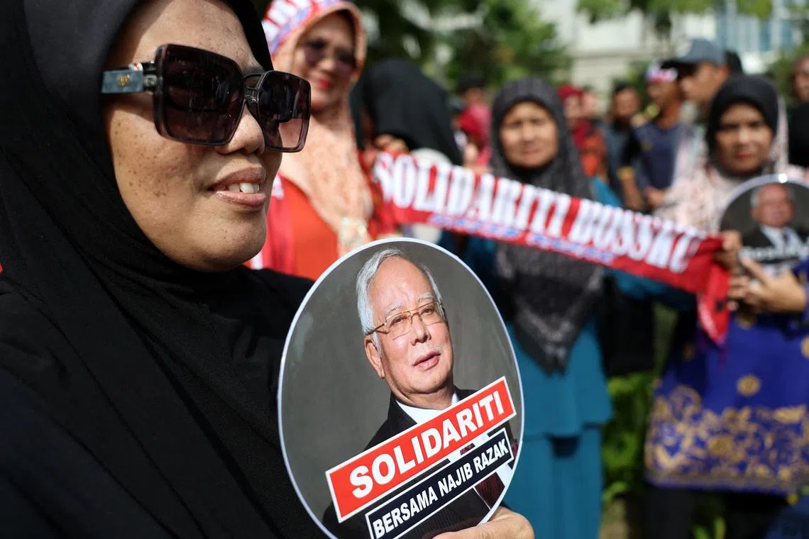 Thousands gathered outside the Court of Appeal, in Putrajaya where Najib's case is being heard on Jan 6.