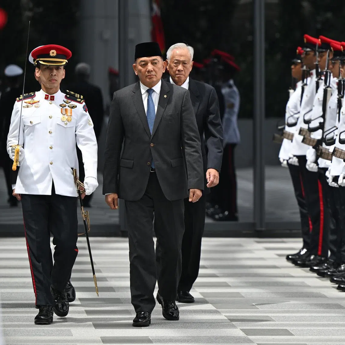 vcdefence20 - LG(Rtd) Sjafrie inspecting the Guard of Honour at MINDEF.

Credit: MDDI