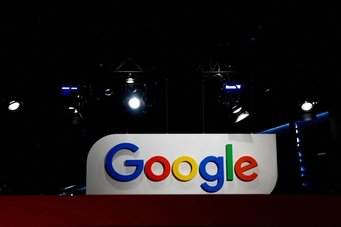 The US Justice Department accuses Google of paying billions of dollars annually to keep Google’s search engine on top.