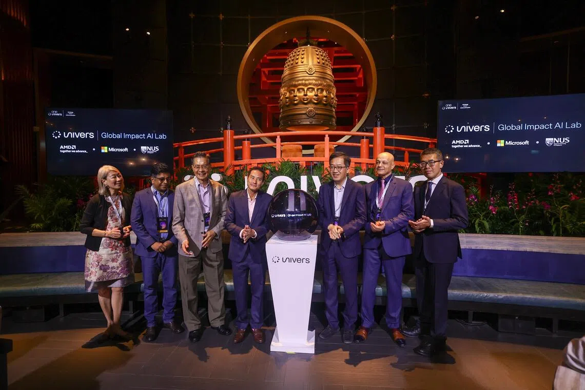 CMG20251028-PekYL02白艳琳/张俊/Launch of Singapore’s first Global Impact AI Lab in the energy sector [KOMA MBS]

(L-R) 
Ms Joan Tay, Director, NUS Centre for Future-Ready Graduates; Mr Saj Kumar, Regional Director, Manufacturing and Mobility of Microsoft APAC; Ko Kheng Hwa, Chairman of Univers; Senior Minister of State, Ministry of Digital Development and Information, Mr Tan Kiat How, Michele Ding, Global Executive Director of Univers; Dr Giulio Corradi AMD fellow principal system Architect IRH; Chun Yin Mak, Global Senior Vice President launching Singapore’s first Global Impact AI Lab in the entry sector held at KOMA Marina Bay Sands on Oct 28, 2025.