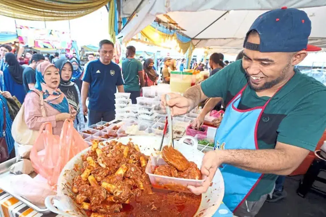 Some Ramadan bazaar traders in Johor Bahru have been hit by the nation's cooking oil shortage.