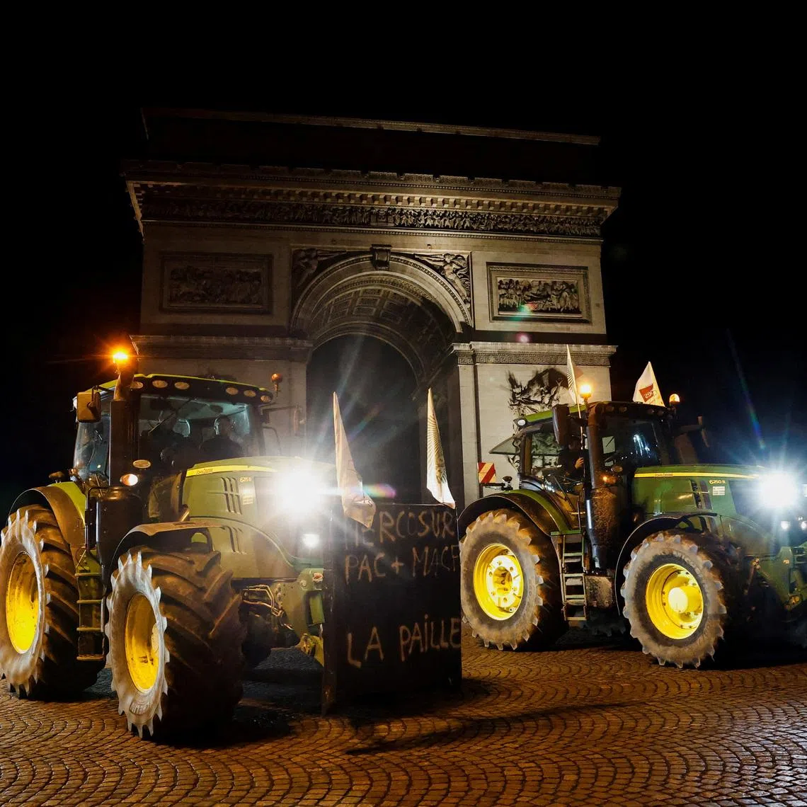 Tractors line up in front of the Arc de Triomphe as French farmers protest against the government's handling of the EU-Mercosur free trade agreement and lumpy skin disease outbreak, in Paris, France, January 13, 2026. REUTERS/Benoit Tessier