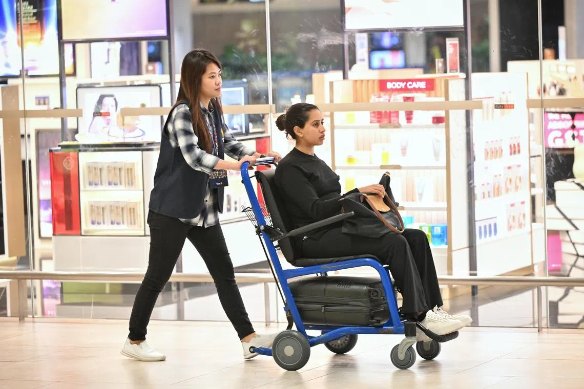Arrival on May 22 of a passenger who was on board SQ321 from London.