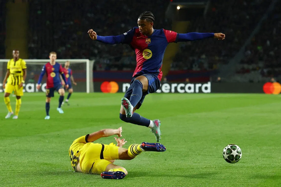 FILE PHOTO: Soccer Football - Champions League - Quarter Final - First Leg - FC Barcelona v Borussia Dortmund - Estadi Olimpic Lluis Companys, Barcelona, Spain - April 9, 2025 Borussia Dortmund's Julian Ryerson in action with FC Barcelona's Alejandro Balde REUTERS/Albert Gea/File Photo