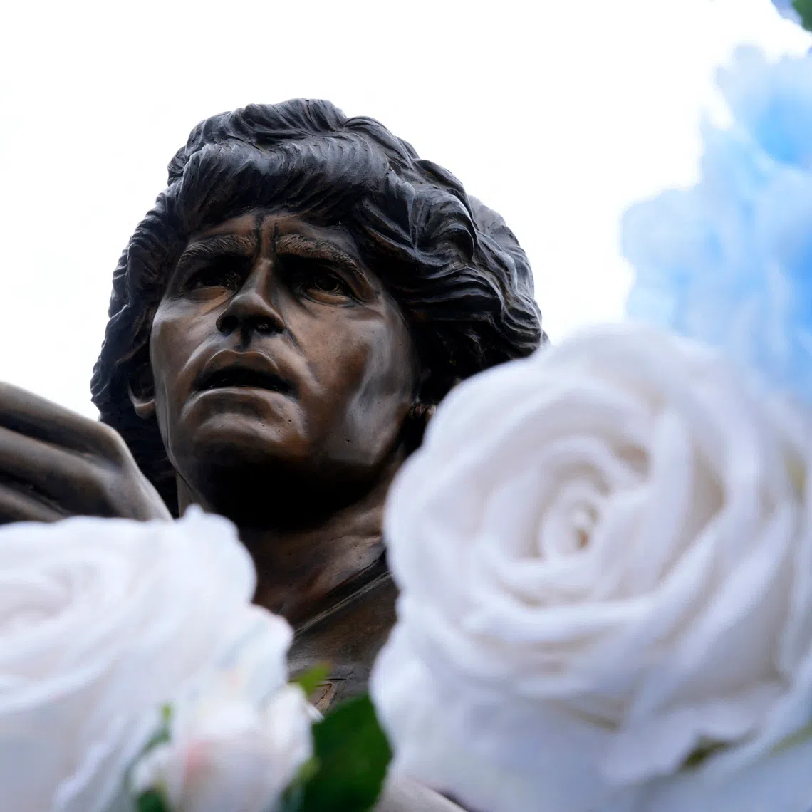 Soccer Football - Statue of Diego Maradona tours Naples on 65th birthday of late football legend - Stadio Diego Armando Maradona, Naples, Italy - October 30, 2025 The statue of Diego Maradona arrives at the stadium after the city tour to commemorate his 65th birth anniversary REUTERS/Matteo Ciambelli