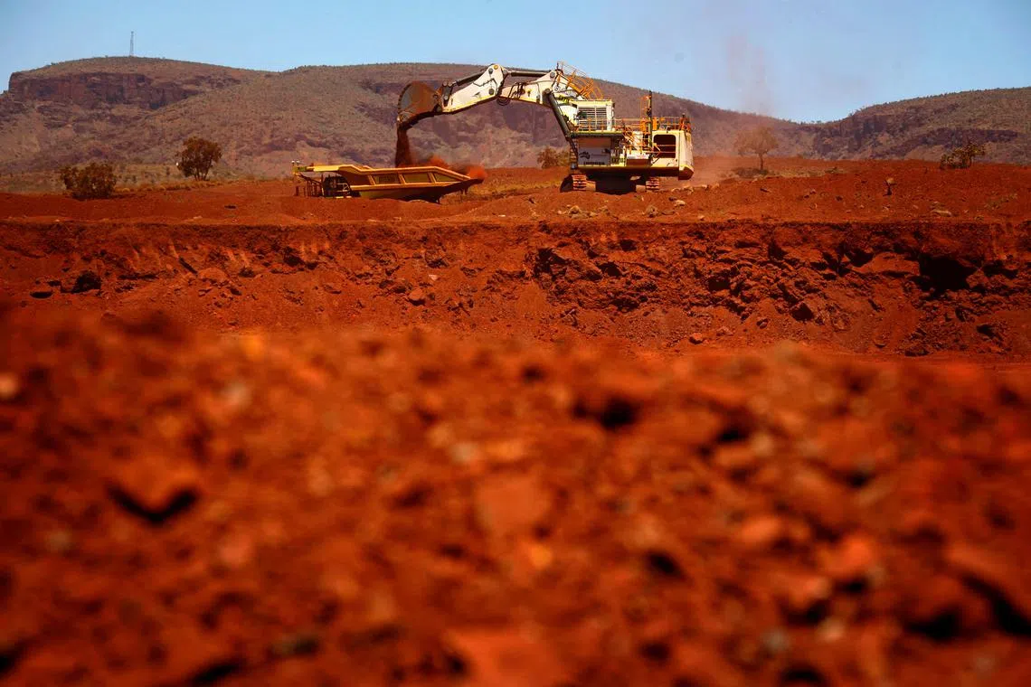 FILE PHOTO: A giant excavator loads a mining truck at the Fortescue Solomon iron ore mine located in the Sheila Valley, around 400 km south of Port Hedland, in the Pilbara region of Western Australia December 2, 2013.    REUTERS/David Gray/File photo