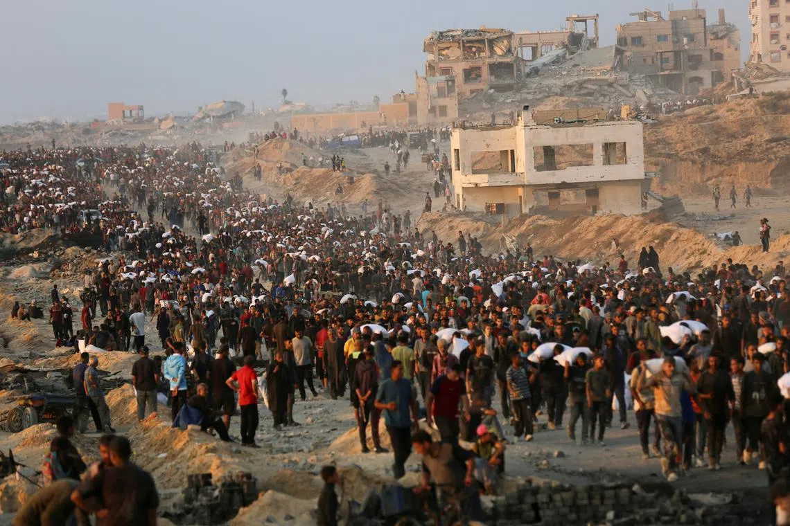 Palestinians gather to receive aid supplies in Beit Lahia, in the northern Gaza Strip, June 17, 2025. REUTERS/Stringer/File Photo