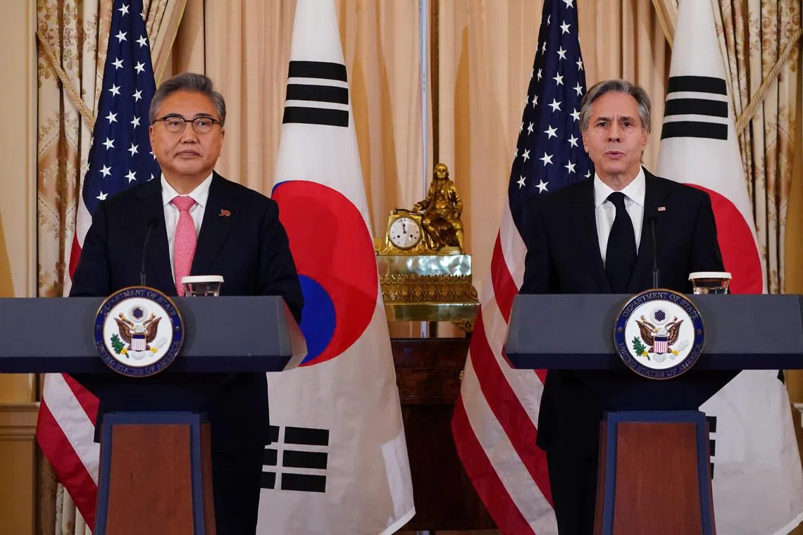 South Korean Foreign Minister Park Jin (left) and US top diplomat Antony Blinken (right) at a news conference.
