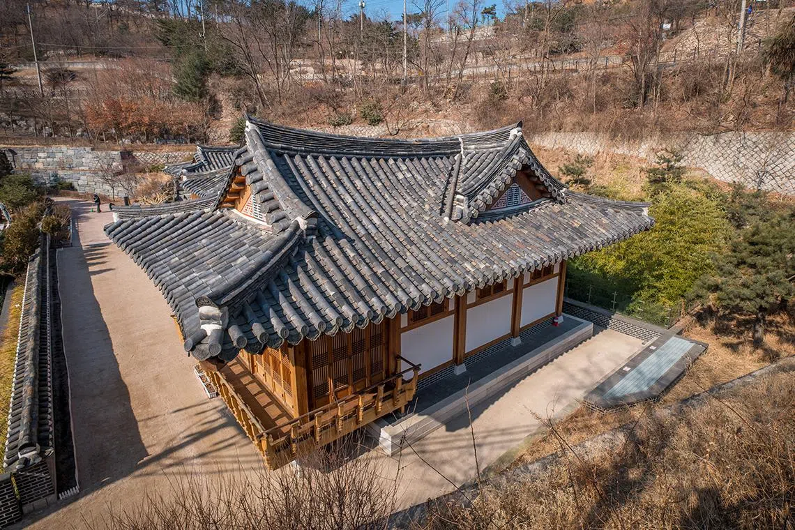 The Cheongun Literature Library offers a unique blend of traditional Korean architecture and natural beauty in central Seoul.