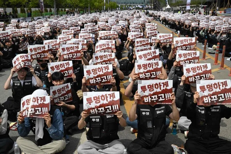 Members of the Samsung Electronics labour union demanding the removal of a cap on performance bonuses at a rally outside the company's foundry and semiconductor factory in Pyeongtaek. 