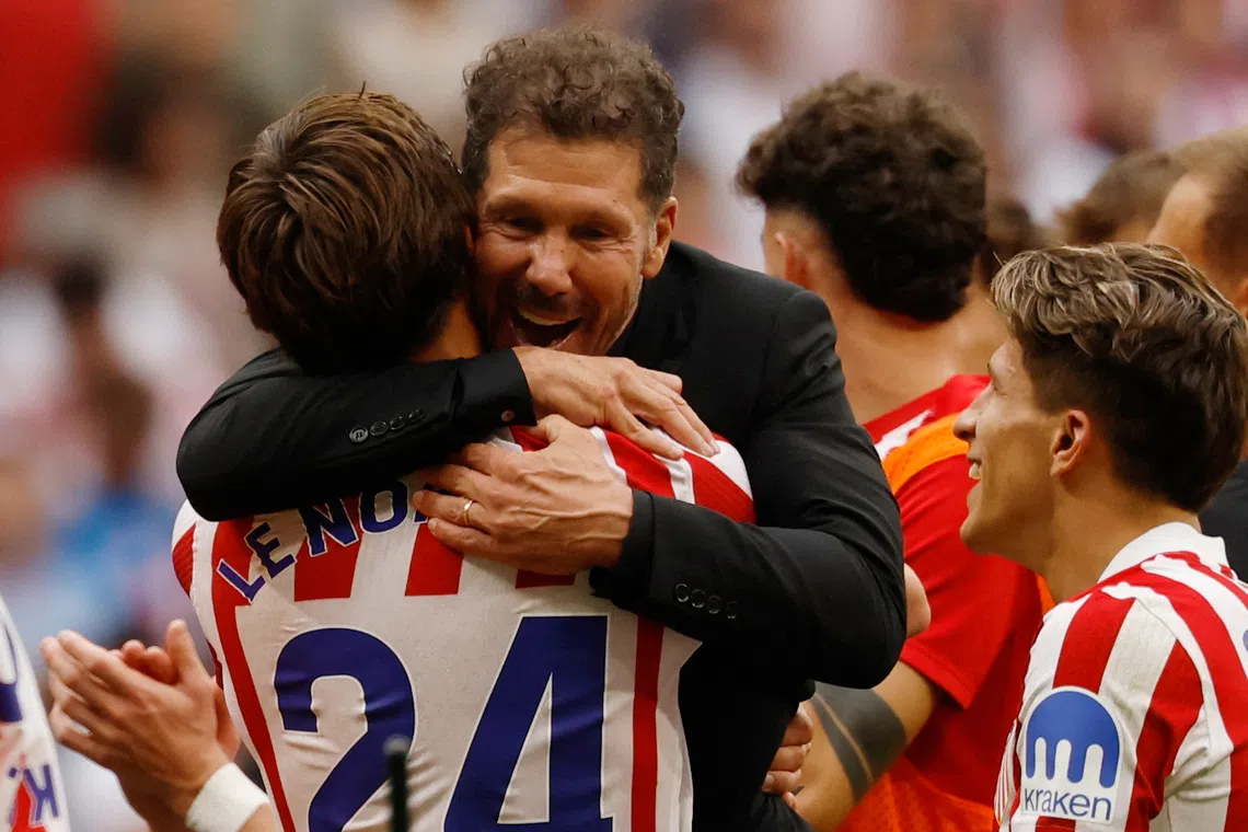 Soccer Football - LaLiga - Atletico Madrid v Real Madrid - Riyadh Air Metropolitano, Madrid, Spain - September 27, 2025 Atletico Madrid coach Diego Simeone celebrates with Robin Le Normand after the match REUTERS/Susana Vera