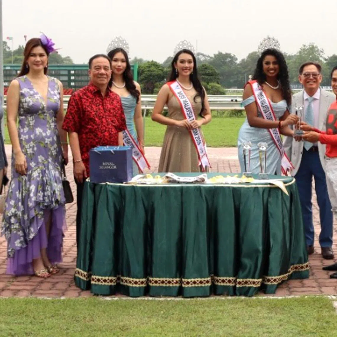 Miss Malaysia - Miss Malaysia Tourism Trophy

PHOTO: HEW FEE KIT