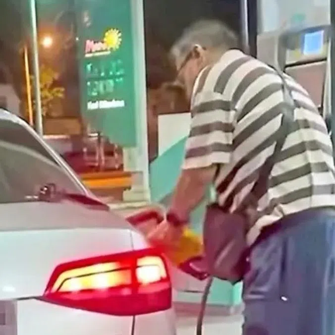 Police confirmed the man allegedly covered the registration number of his Singapore-registered vehicle to pump RON95 petrol at a petrol station in Kulai.