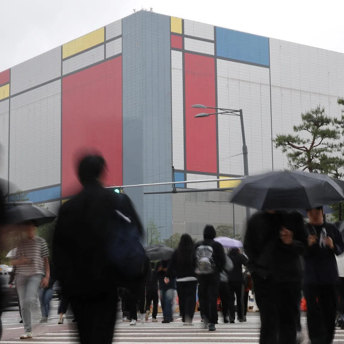 Employees head to work at Samsung Electronics semiconductor plant in Pyeongtaek, South Korea, on May 21.