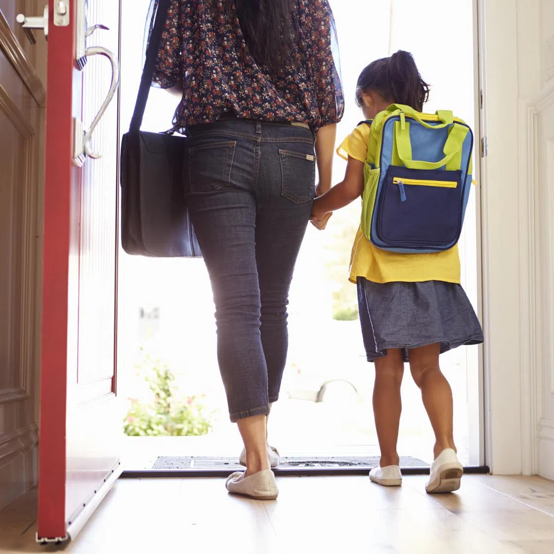 Close Up Of Mother And Daughter Leaving For School

法庭 陪读妈妈