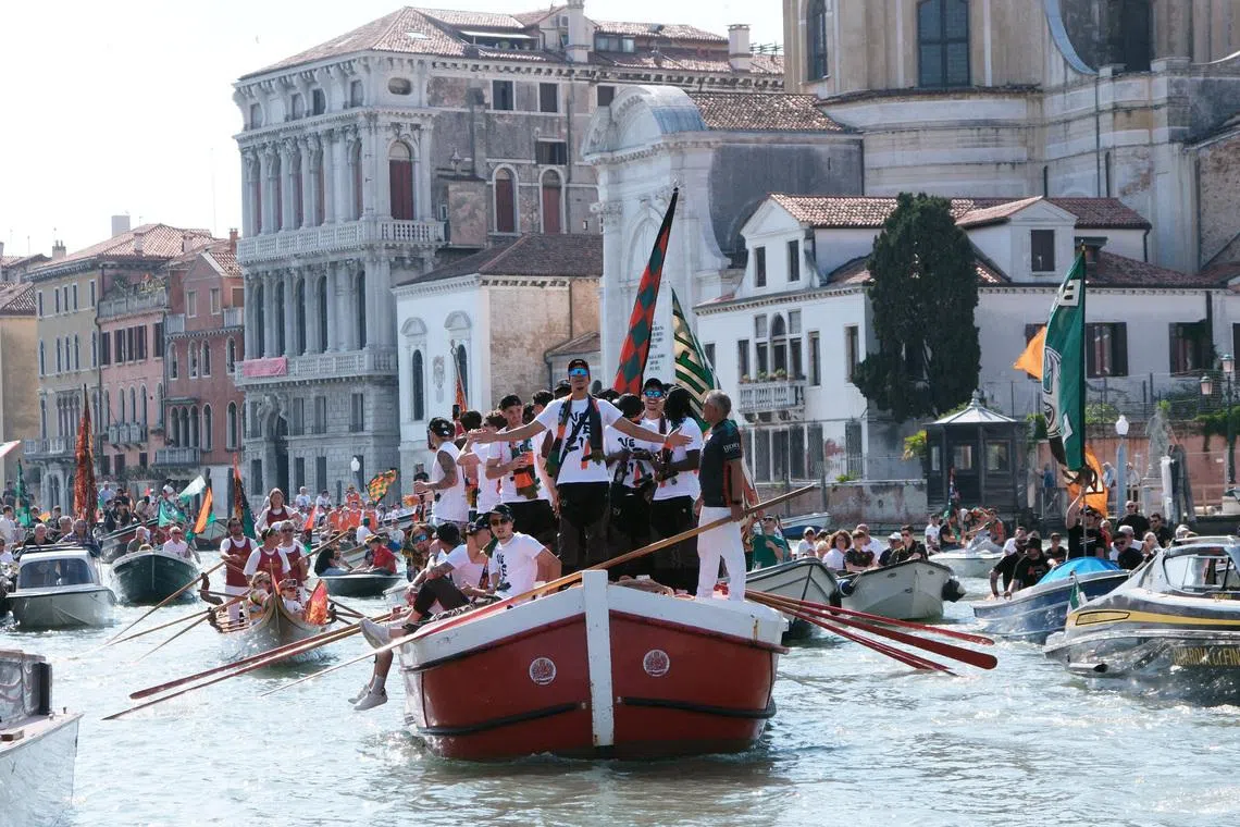 Celebrations in the canals as Venezia set sail for Serie A