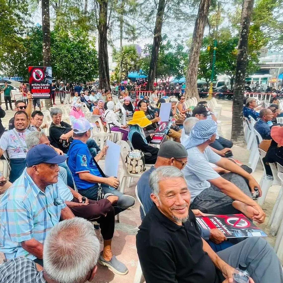 Phuket residets at The “Save Phuket” event at Patong Beach, Phuket on Aug 28.